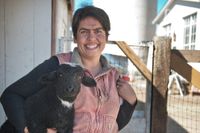 Lammet har förlorat sin mamma och blir därför matad med handmjölkad getmjölk i nappflaska. Christine ansvarar för djuren. Den som vill får vara med och mata.
