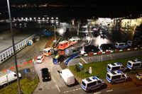 Polisbilar och ambulanser vid Hamburgs flygplats på lördagskvällen.