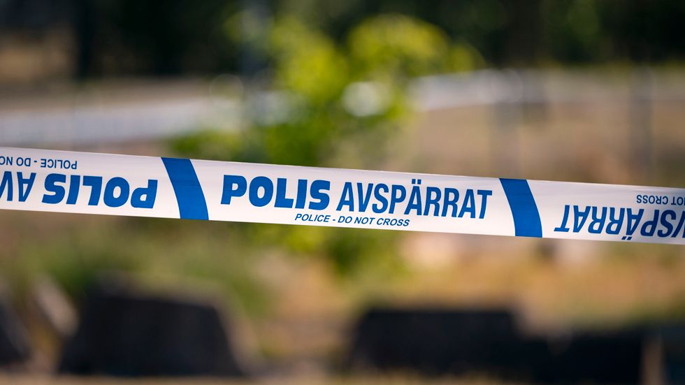 En maskerad 50-årig man ska ha satt ögonbindel på en 13-årig flicka varpå han våldtagit henne i ett skogsområde i Sydnärke. Arkivbild.