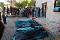 Övertäckta kroppar efter explosionen i Suruc i Turkiet på måndagen.