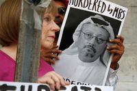 Ett foto av den regimkritiske, saudiske journalisten Jamal Khashoggi hålls upp vid en protest utanför den saudiska ambassaden i USA:s huvudstad Washington DC i höstas.