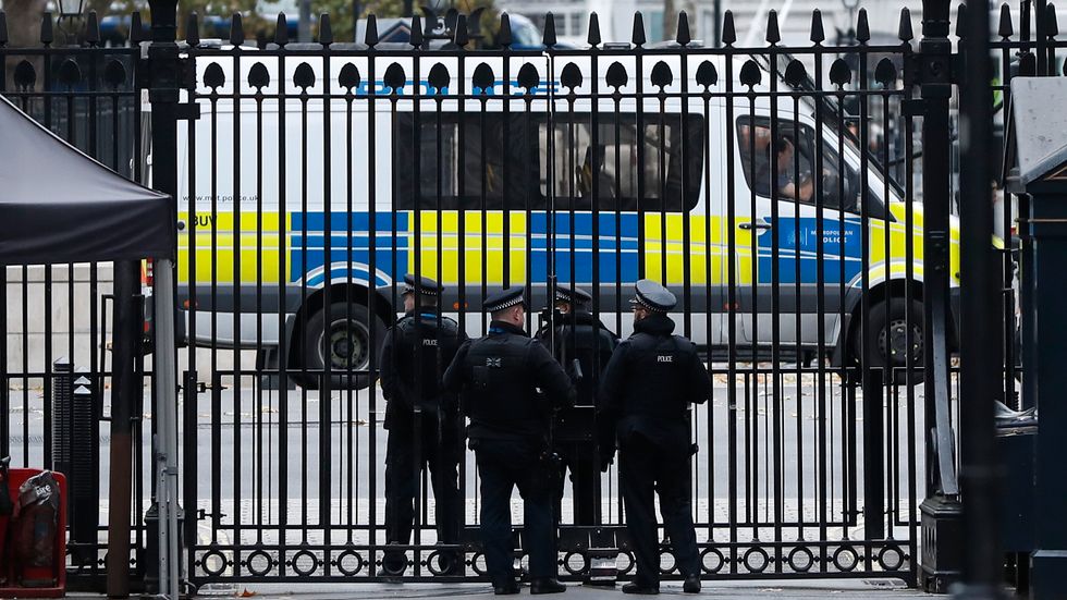 Poliser står vakt vid grindarna till Downing Street i London. Arkivbild.