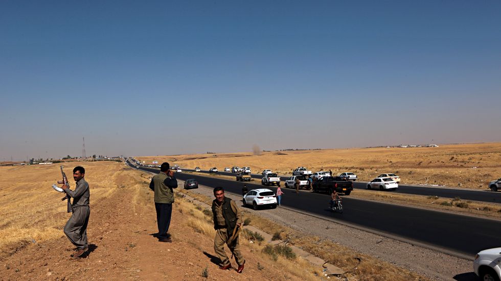 Spänningarna mellan regionstyret och centralregeringen är fortsatt stora. Här syns soldater vid en vägspärr nära irakiska Kurdistans största stad Arbil. Arkivbild.