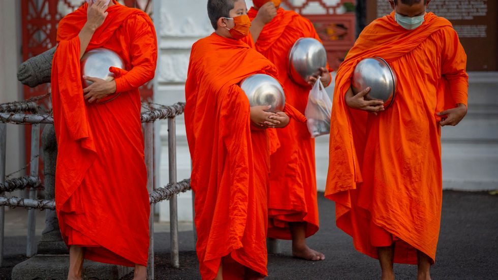 Munkar med munskydd i Bangkok. Arkivbild.