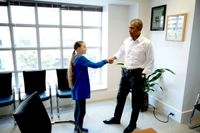 Greta Thunberg och Barack Obama skakar hand i Washington DC på tisdagen.
