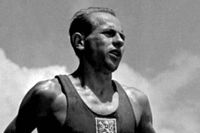 På OS i London 1948 vann Emil Zátopek guld på 10  000 meter och silver på 5  000. Romanen psykologiserar inte, ­utan följer hans segrar och motgångar med torr humor men total närvaro.