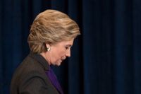 Hillary Clinton lämnar scenen efter sitt förlusttal på New Yorker Hotel i New York på onsdagen.