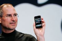 Steve Jobs håller upp den första generationens Iphone under Apples konvent den 9 januari 2007.
