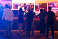 En skadad kvinna blir hjälpt efter masskjutningen i Las Vegas. 