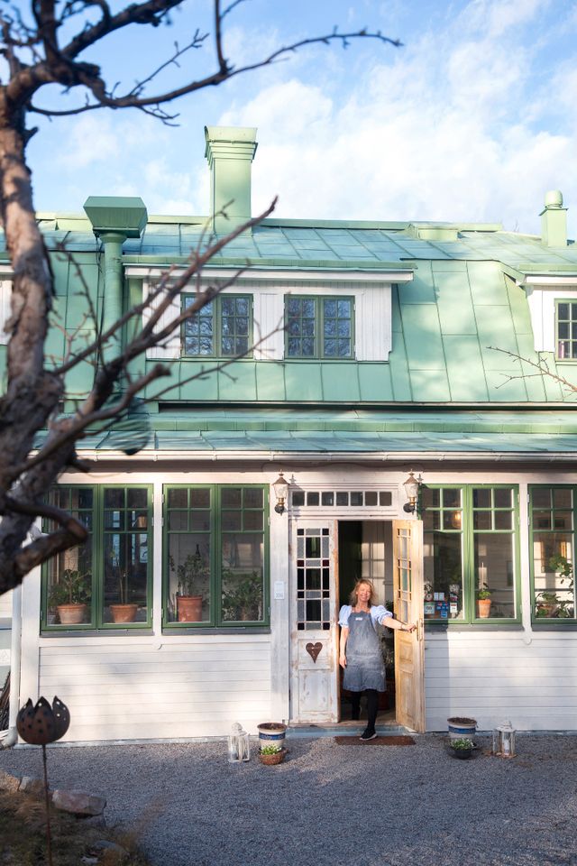 Husmor Lisa hälsar välkommen till villan i Vaxholm där hon startade sin restaurang för över tio år sedan. 