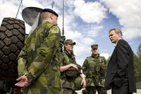 Försvarsminister Sten Tolgfors vid ett besök på Ledningsregementet S1 i Enköping tidigare i år.
