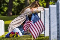 En ung kvinna sörjer vid en krigskyrkogård i North Carolina, USA.