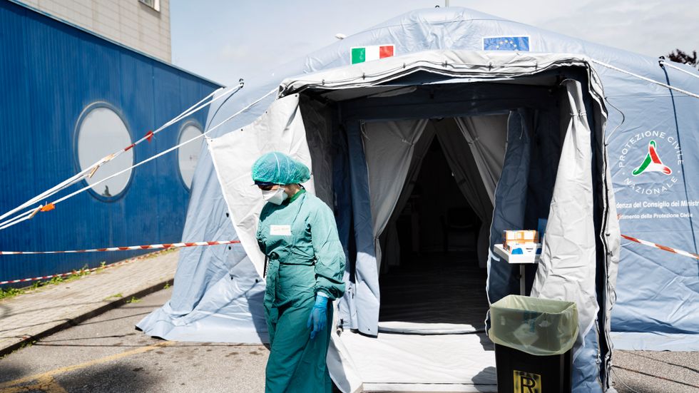 Medicinsk personal arbetar på en intensivvårdsavdelning på Filippo Neri-sjukhuset i Rom, Italien.