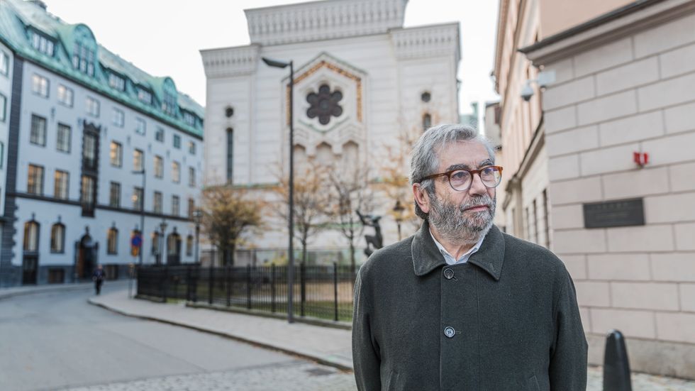Antonio Muñoz Molina framför synagogan i Stockholm: ”När jag skrev ’Sefarad’ (2001) trodde jag att jag skrev om historia. Men när man ser vad som händer i dag i Europa, USA och nu Brasilien... mörka krafter som kommer tillbaka, så inser jag att det också handlar om nutid. Och det är skrämmande!”