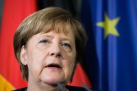 Tysklands kristdemokratiska förbundskansler Angela Merkel (till höger) och socialdemokratiska utrikesminister Sigmar Gabriel (till vänster). Arkivbild.