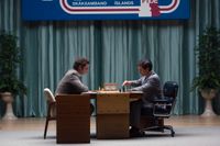 Liev Schreiber som Boris Spassky och Tobey Maguire som Bobby Fischer.