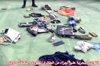 Stillbild ur egyptiska arméns video från den 21 maj som ska visa tillhörigheter till passagerare på Egypt Air flight 804.