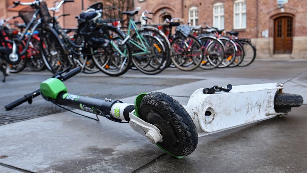 Smidiga och smarta – men ibland hamnar de i vägen. Här en elscooter liggandes vid ett cykelställ utanför köpcentrat Triangeln i Malmö tidigare i veckan.