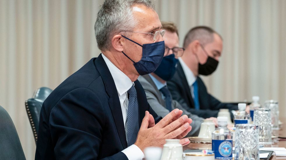 Jens Stoltenberg, här under mötet med försvarsminister Lloyd Austin i försvarshögkvarteret Pentagon, tidigare under måndagen.