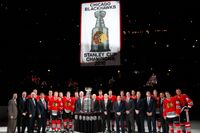 Chicagos lag och ledning poserar framför Stanley Cup-pokalen 2010. Arkivbild.