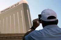 En turist fotograferar Mandalay Bay Hotel i Las Vegas den 4 oktober. Det var från de trasiga fönstren Paddock sköt.