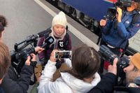 Greta Thunberg pratar med journalister när hon anlänt till schweiziska Davos och Världsekonomiskt forum.