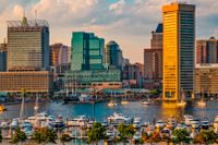 Enorma hotell och dyra bostadsrätter breder ut sig i Baltimores hamn. Klyftan mellan denna stadsdel och den övriga, till stor del försummade, staden växer.