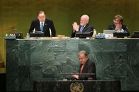 Ban Ki-Moon, till vänster, bugar när António Guterres, längst ned, utses till ny generalsekreterare.