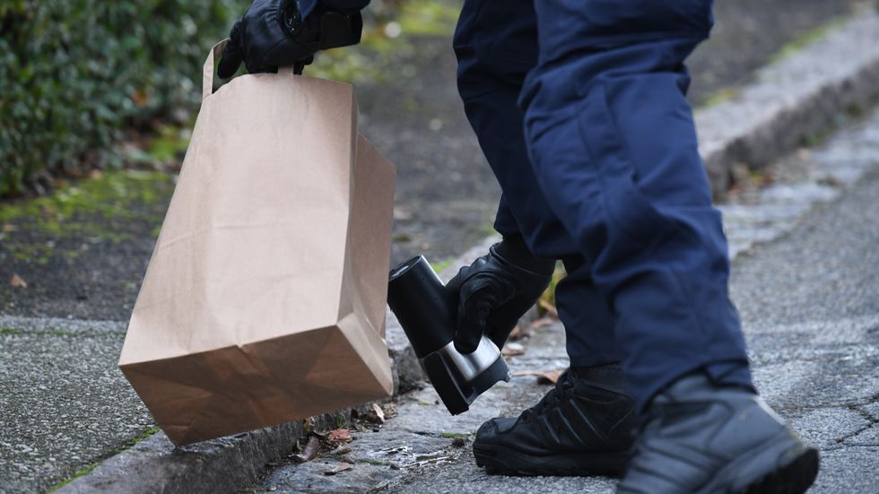 En polis tar hand om den termos som orsakade utryckning i Malmö på förmiddagen. Den visade sig vara ofarlig.