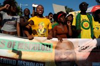 Anhängare till Sydafrikas förre president Jacob Zuma samlades under fredagen i Durban för att visa sitt stöd till 75-åringen.