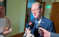 Utrikesminister Tobias Billström (M) tycker inte att kritiken mot regeringens hantering av Natoprocessen "träffar rätt".