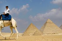 De här tre pyramiderna i Giza byggdes som gravmonument åt faraonerna Cheops, Chefren och Mykerinos.