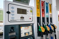 En majoritet i riksdagen vill se nya åtgärder för lägre pris på bensin och diesel. Arkivbild.