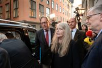 Akademiledamöterna Horace Engdahl, Kristina Lugn och Tomas Riad efter ett sammanträde i Börshuset under pågående Akademikris. Arkivbild.