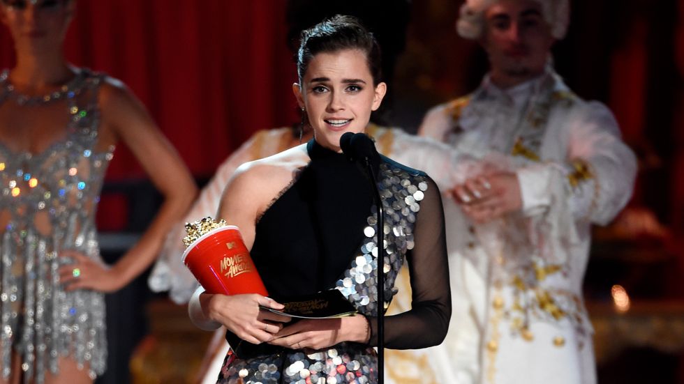 Emma Watson tar emot gyllene popcorn på MTV Movie & Tv Awards i Los Angeles.