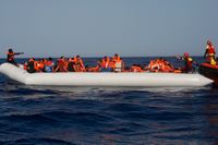 Antalet migranter som dör på Medelhavet minskade förra året. På bilden har en grupp migranter precis räddats av en hjälporganisation utanför Libyens kust.
