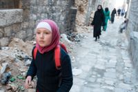 Nioåriga Amal vandrar längs Aleppos sönderbombade gator.