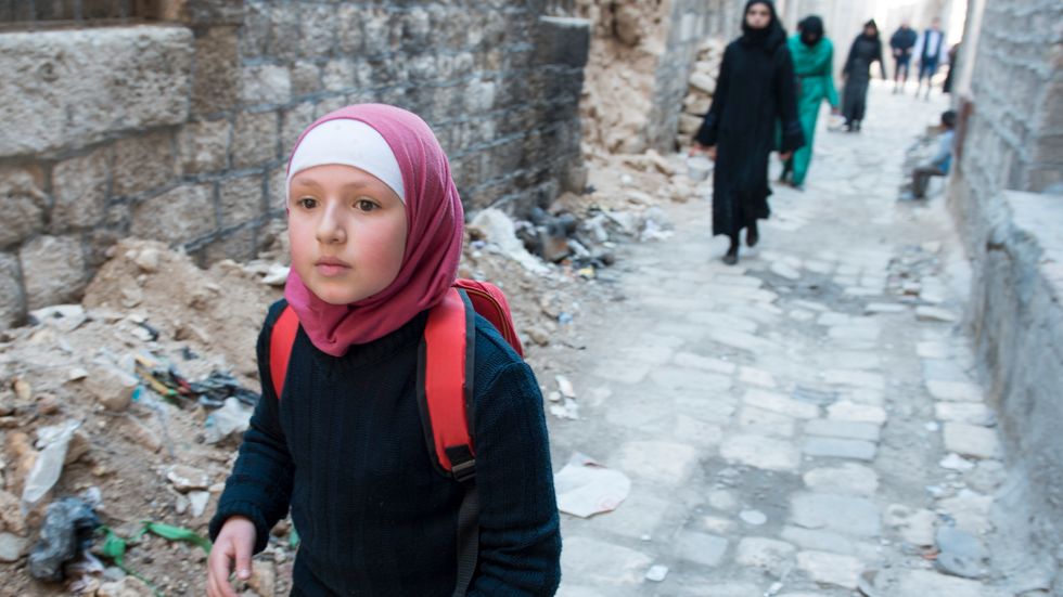 Nioåriga Amal vandrar längs Aleppos sönderbombade gator.