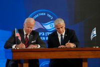 USA:s president Joe Biden och Israels premiärminister Yair Lapid undertecknar en säkerhetspakt under Bidens besök i Israel.