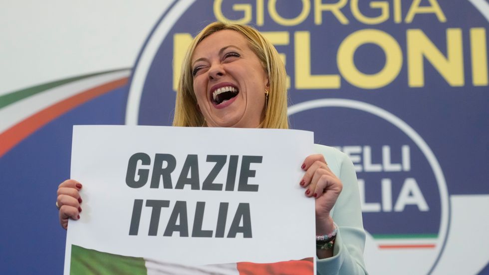 Giorgia Melonis tackar italienska väljarna för förtroendet vid valvakan vid Italiens bröders högkvarter i Rom.