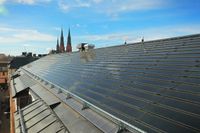 Solpaneler integrerade i taken blir vackrare och värdehöjande för fastighetsägaren. Här SolTechs ShingEl på en fastighet i Uppsala som ägs av Vasakronan. 
