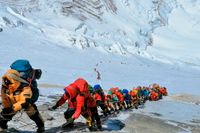Bergsklättrare på väg uppför Mount Everest, i närheten av basläger fyra på den nepalesiska sidan av berget. Arkivbild.