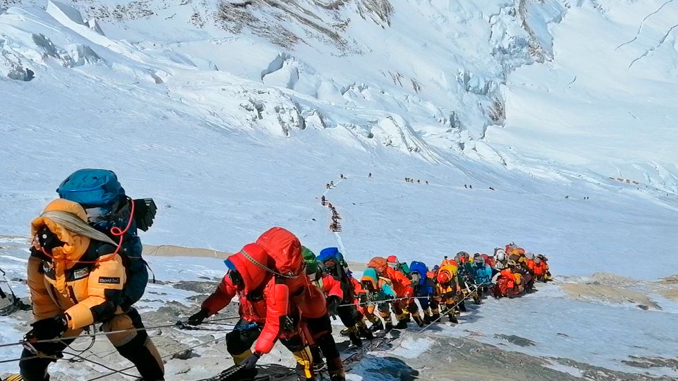 Bergsklättrare på väg uppför Mount Everest, i närheten av basläger fyra på den nepalesiska sidan av berget. Arkivbild.