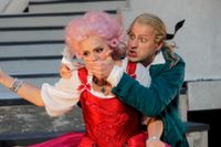 Matilda Sterbys Grevinnan och Nils Gusténs  Figaro i Mozarts klassiska kärleksopera ”Figaros bröllop” som spelas på Läckö slott i sommar. 
