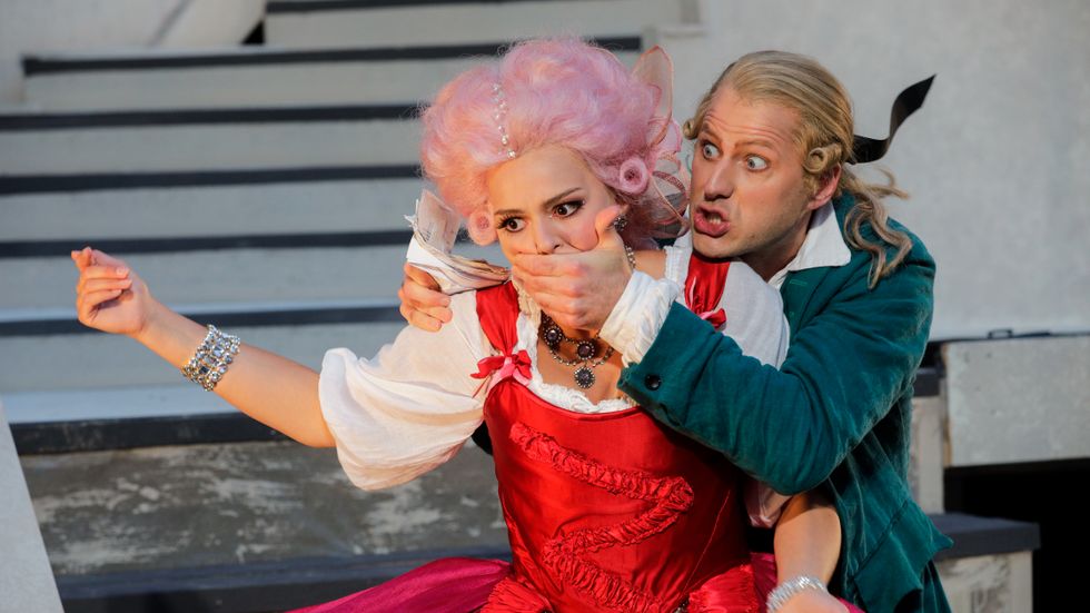 Matilda Sterbys Grevinnan och Nils Gusténs  Figaro i Mozarts klassiska kärleksopera ”Figaros bröllop” som spelas på Läckö slott i sommar. 