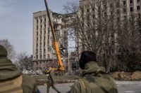 Överlevande kan finnas kvar under rasmassorna efter attacken mot det regionala styrets huvudkontor i Mykolajiv i södra Ukraina.
