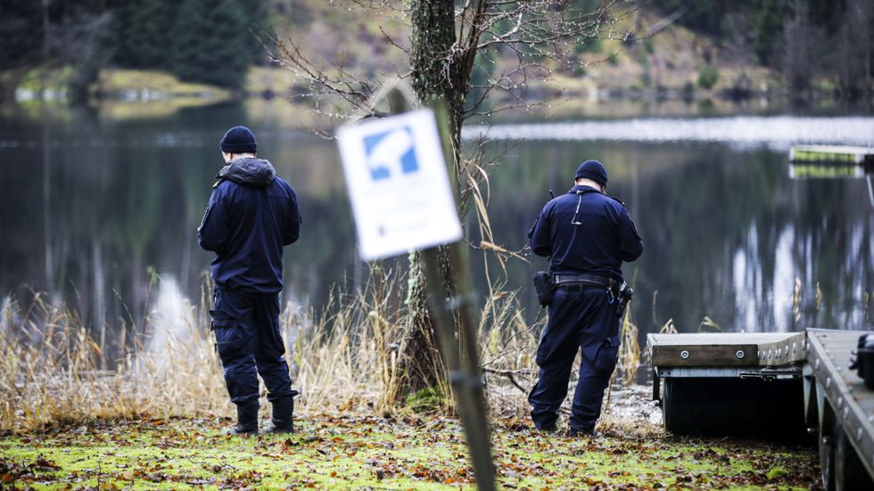 Poliser söker med hjälp av en drönare vid Kolbengtsrödsjön efter den försvunna flickan.