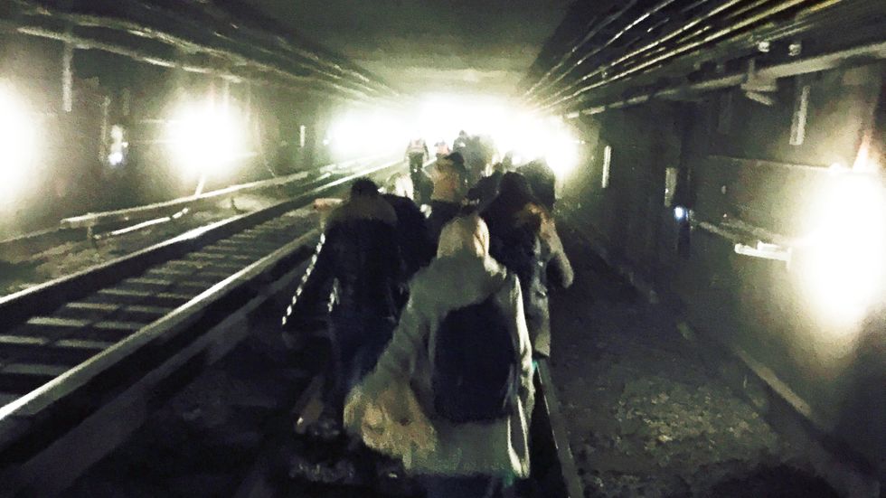 Passagerare evakueras vid Maalbeeks tunnelbanestation i Bryssel den 22 mars.