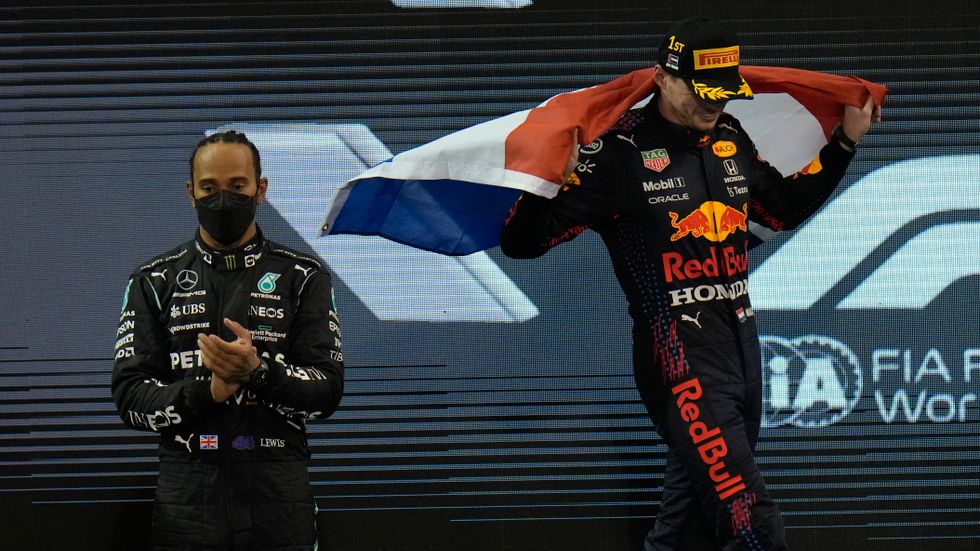 En besviken Lewis Hamilton står bakom VM-vinnaren Max Verstappen efter säsongsavslutningen i Abu Dhabi. Arkivbild.