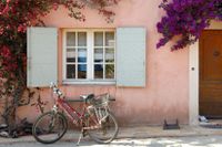 Charmiga ön Porquerolles på franska Rivieran är perfekt för cykelutflykter.